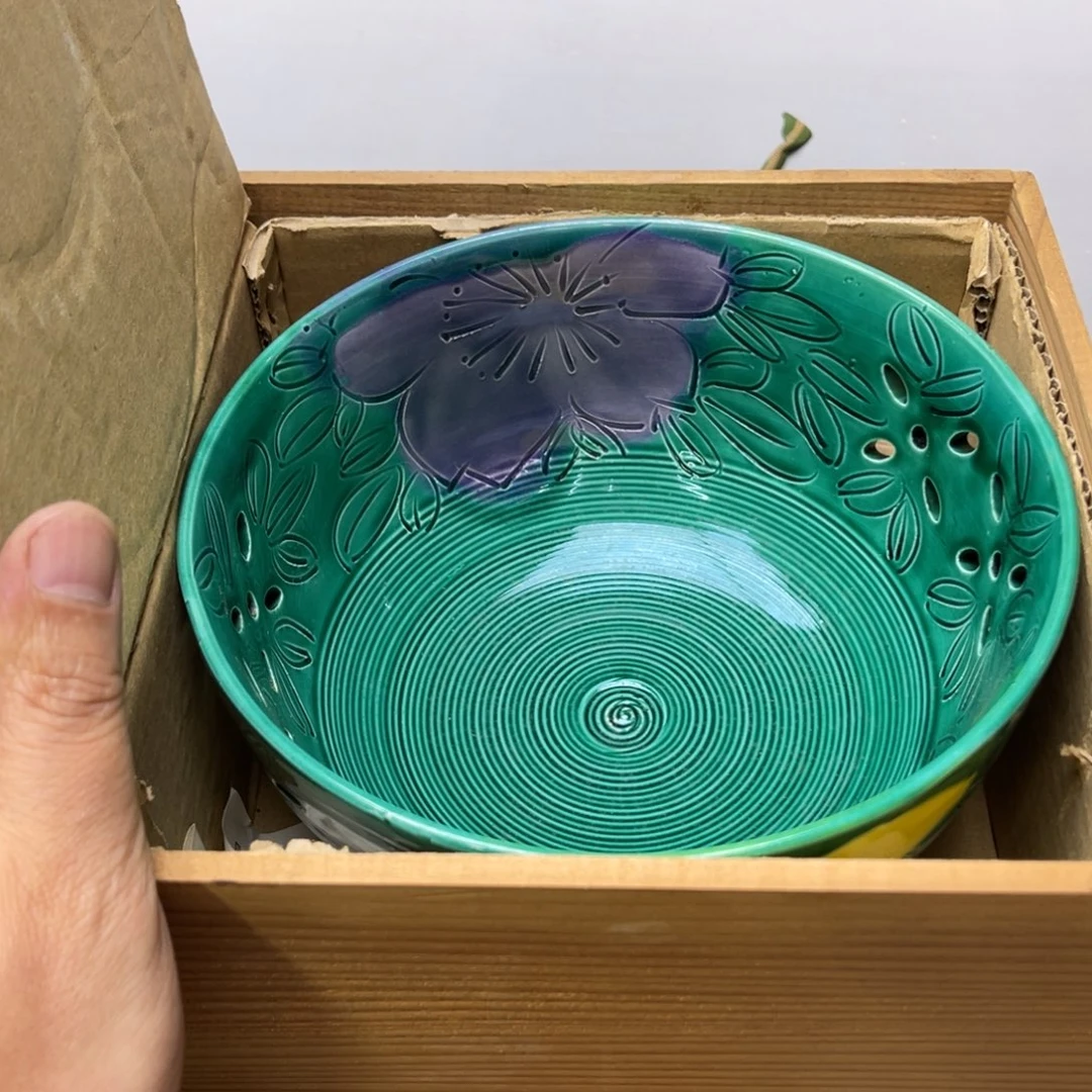 旧***堂瓷片密密麻麻地铺满一层