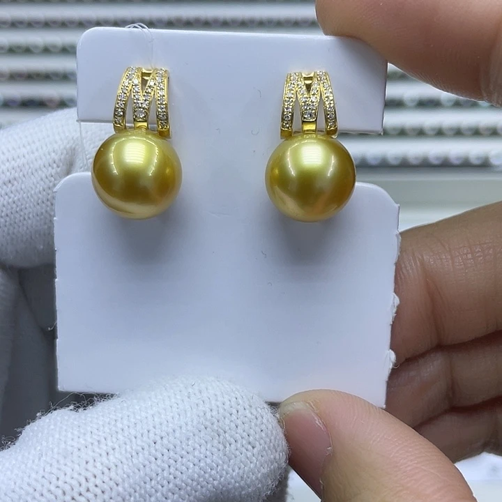 18K金镶嵌海水珍珠耳饰