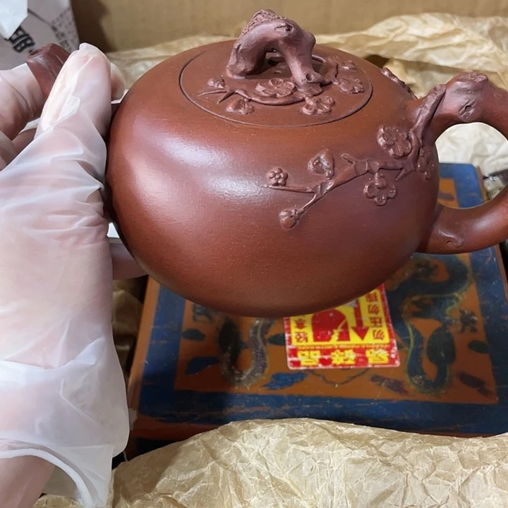 紫砂茶壶原矿泥料，手工制作的一把紫砂壶。