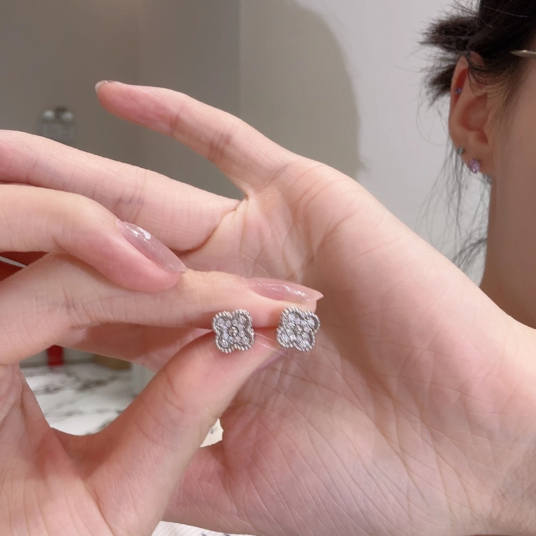 颈饰18K金镶嵌合成钻石