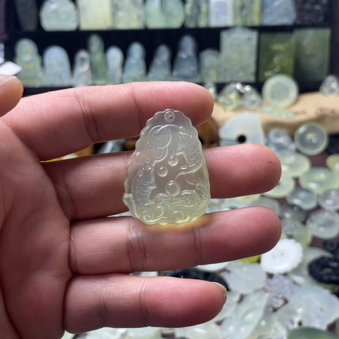 蛇纹石玉颈饰未镶嵌?
