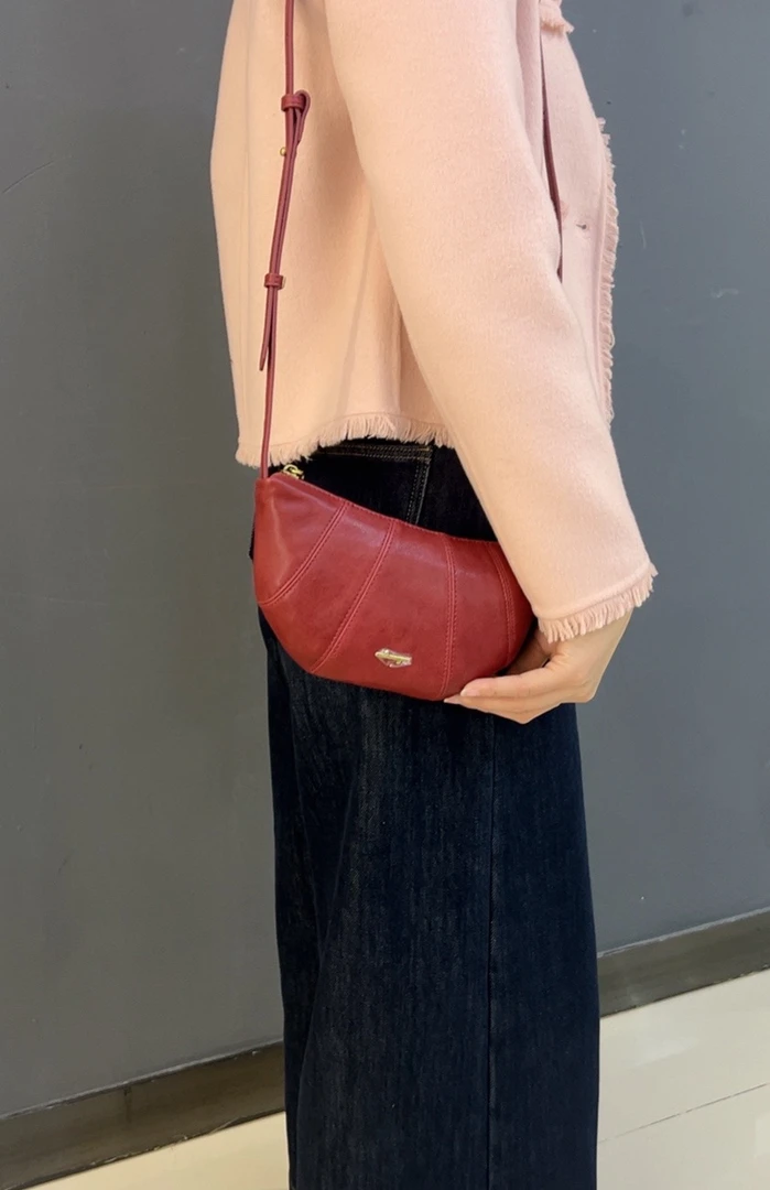 食草堂实体专柜时尚个性牛角包