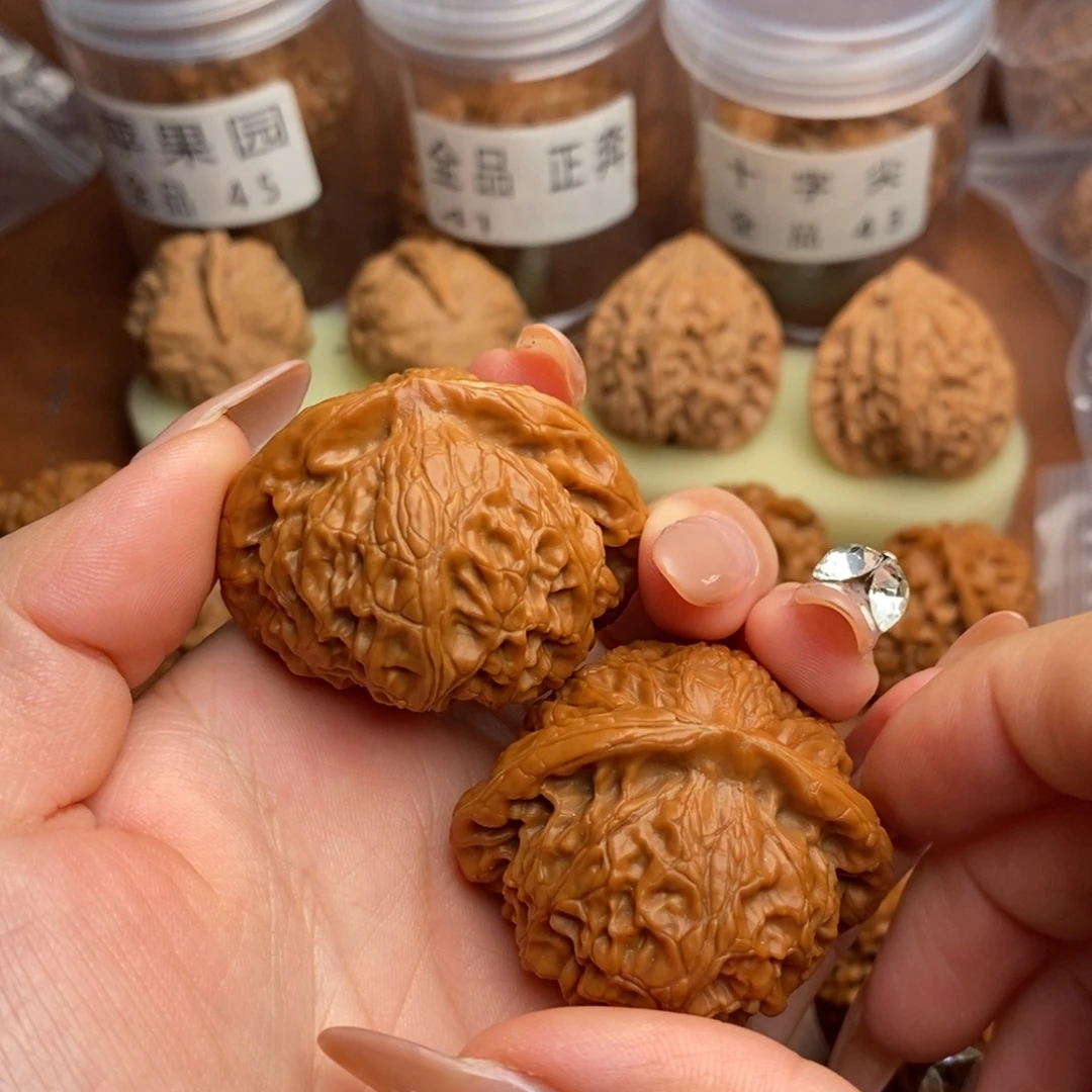 瑾***文玩核桃把件宫灯300