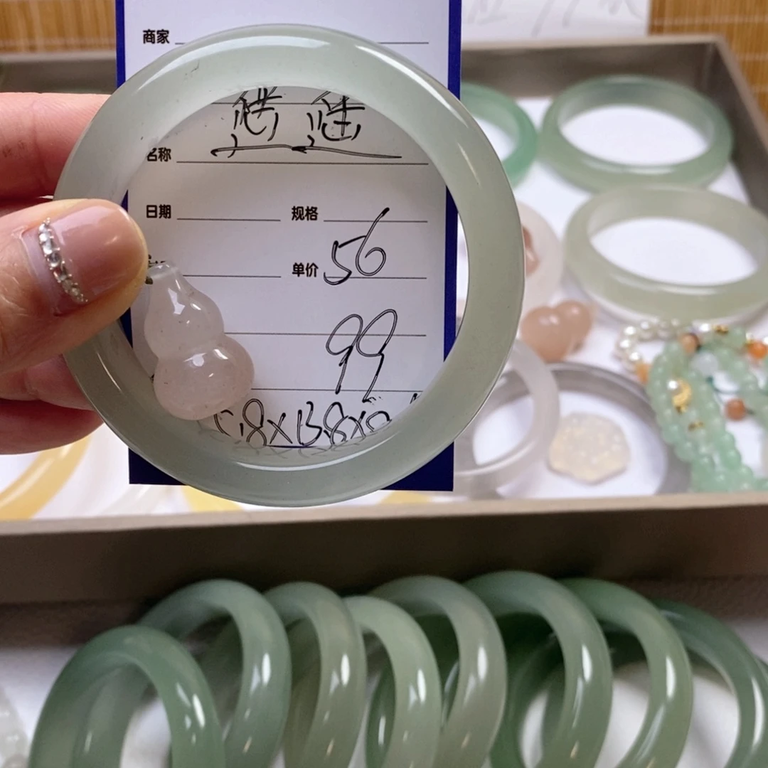 遥***鹿石英质玉未镶嵌手镯