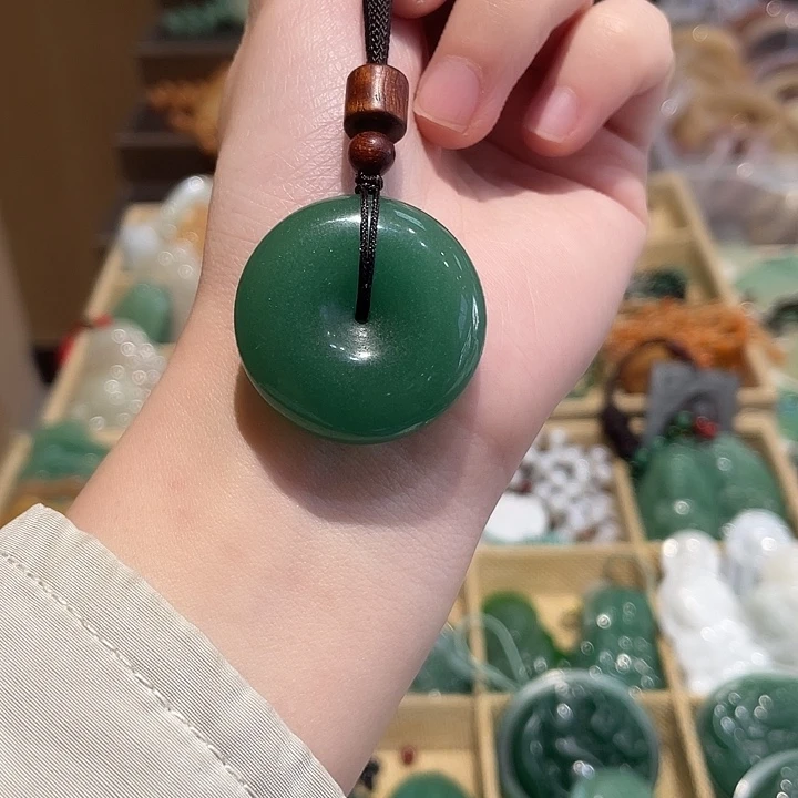 石英质玉未镶嵌颈饰
