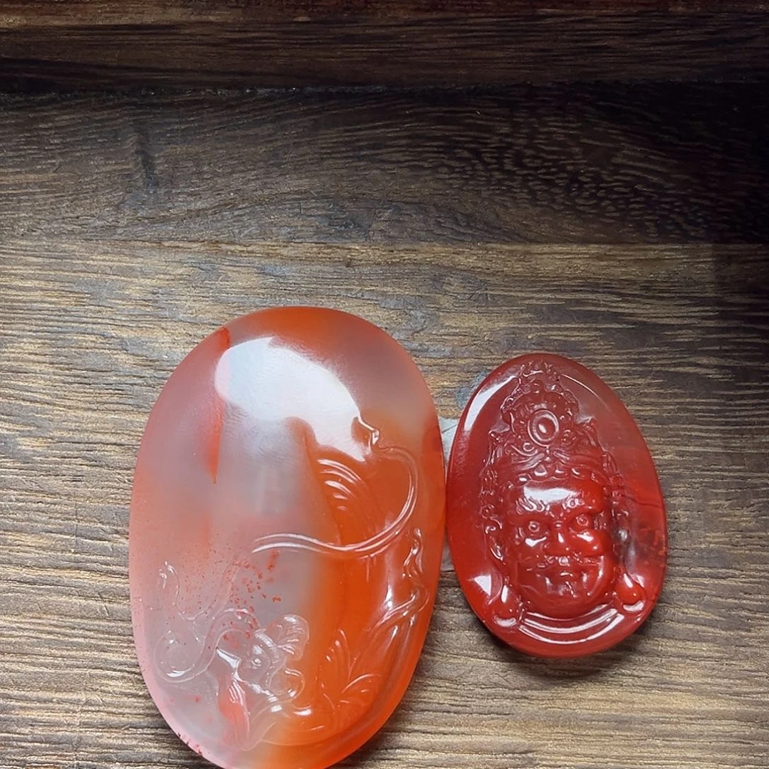 孟***，颈饰未镶嵌南红玛瑙