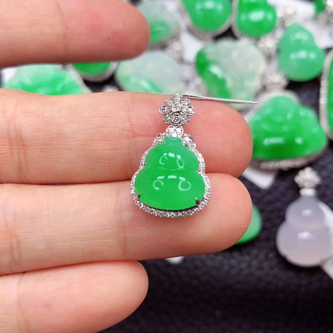 颈饰18K金镶嵌翡翠满绿饱满葫芦 小精品 新货