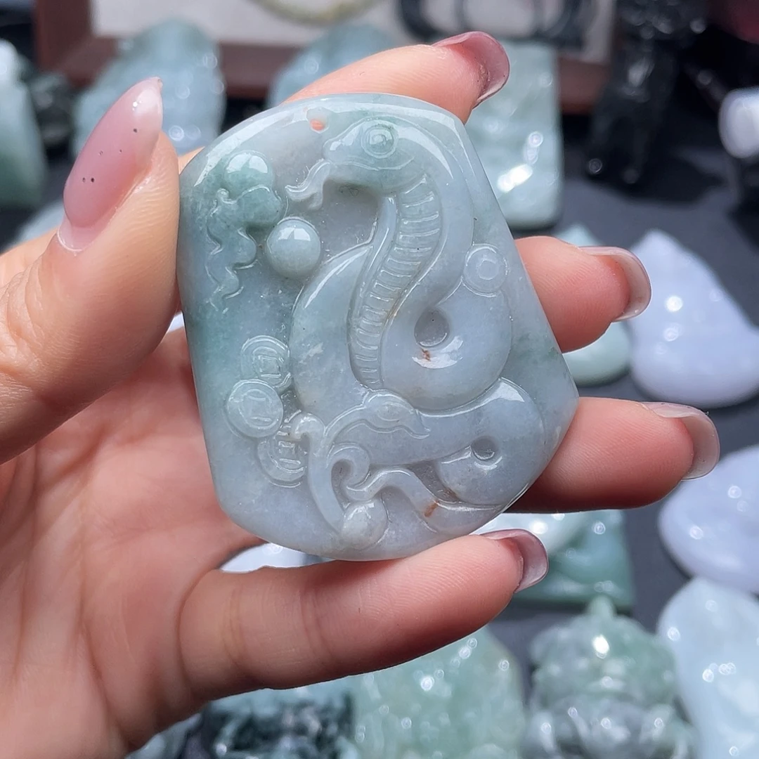 翡翠未镶嵌颈饰有裂