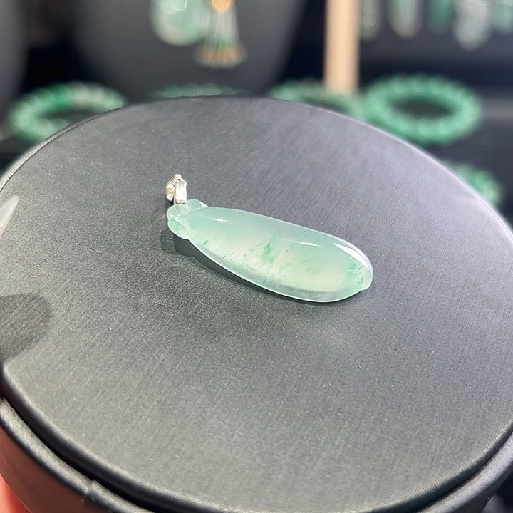 颈饰未镶嵌石英质玉（非洲翠）