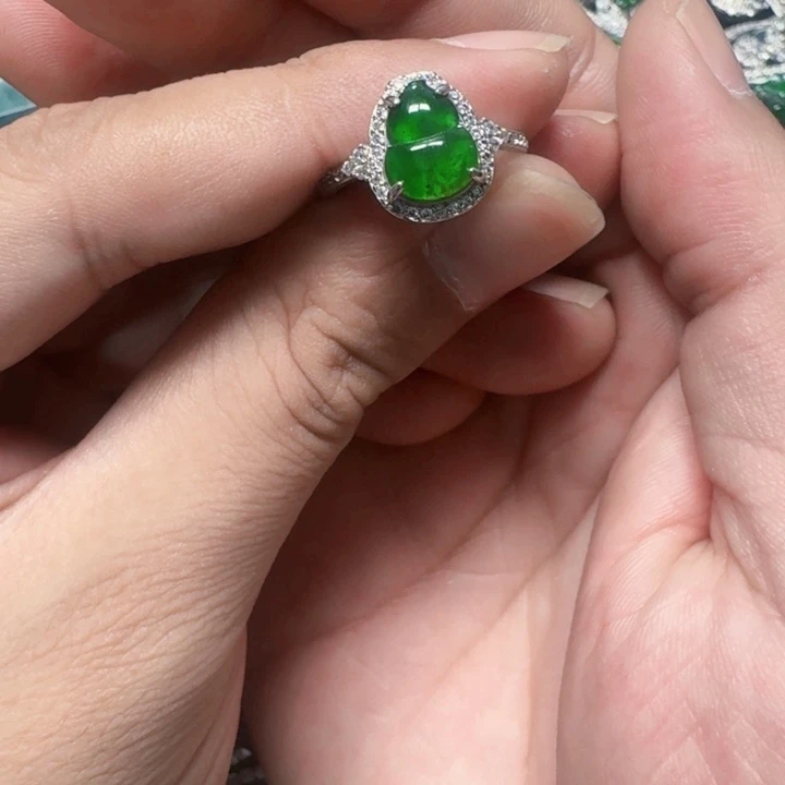 翡翠未镶嵌颈饰天然A货翡翠放漏