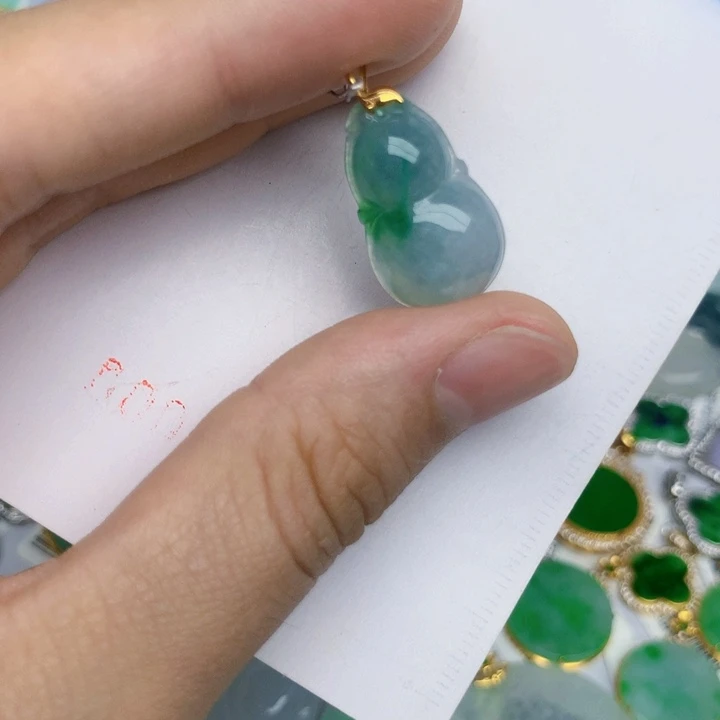 翡翠18K金镶嵌颈饰葫芦