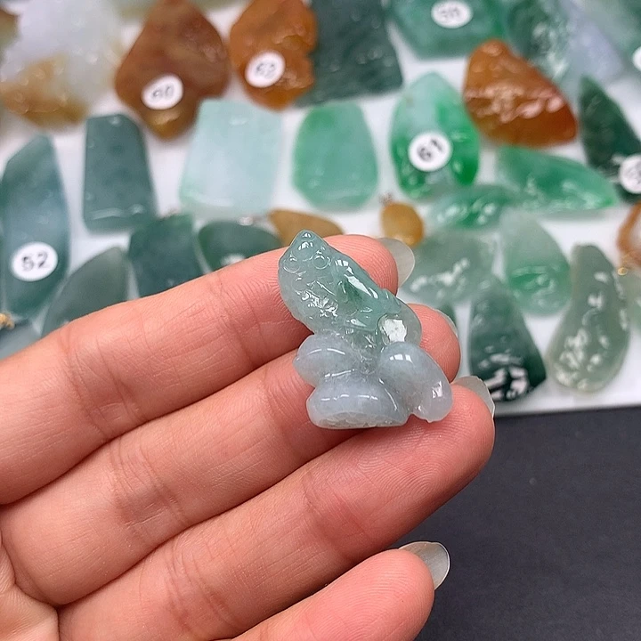 翡翠未镶嵌颈饰随型