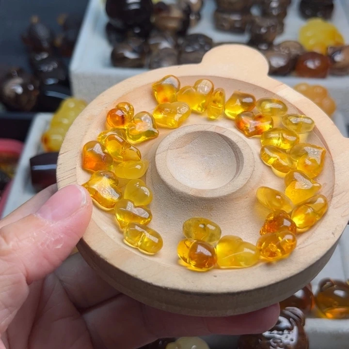 琥珀未镶嵌颈饰屁桃