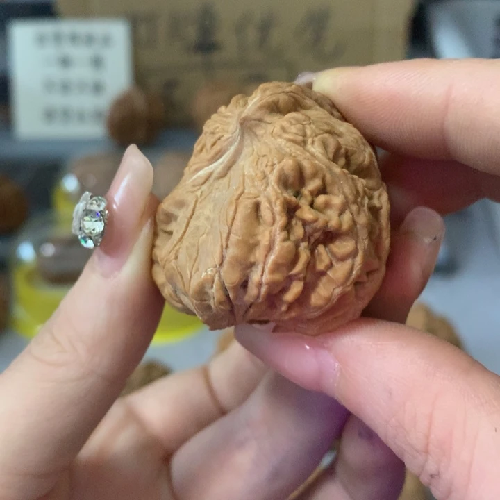 鸿***吊坠文玩核桃异形单只，有瑕疵