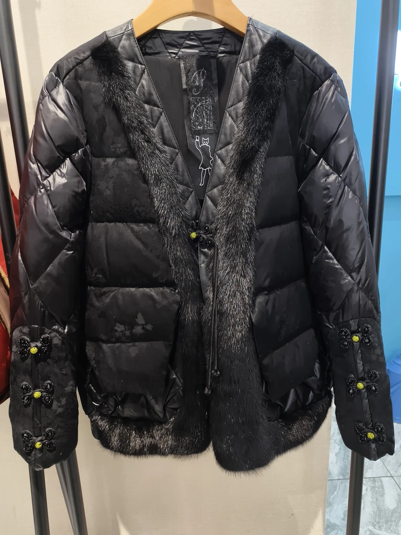 V领盘扣羽绒绒服拼水貂提花设计时尚保暖羽绒服