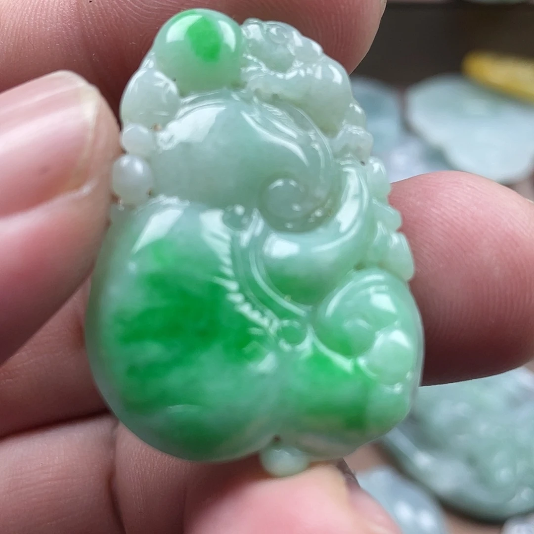 翡翠未镶嵌颈饰如意