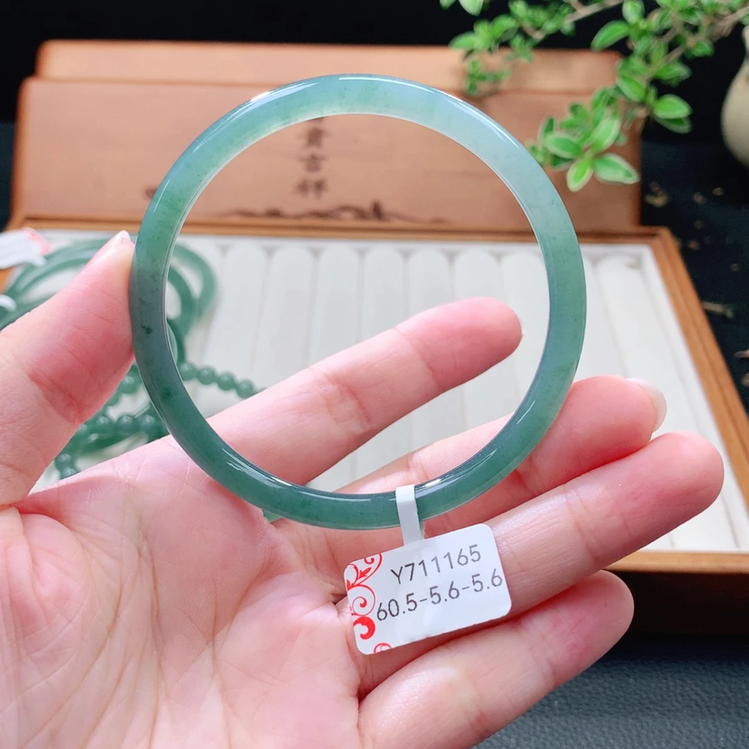 翡翠未镶嵌手镯（圆镯）