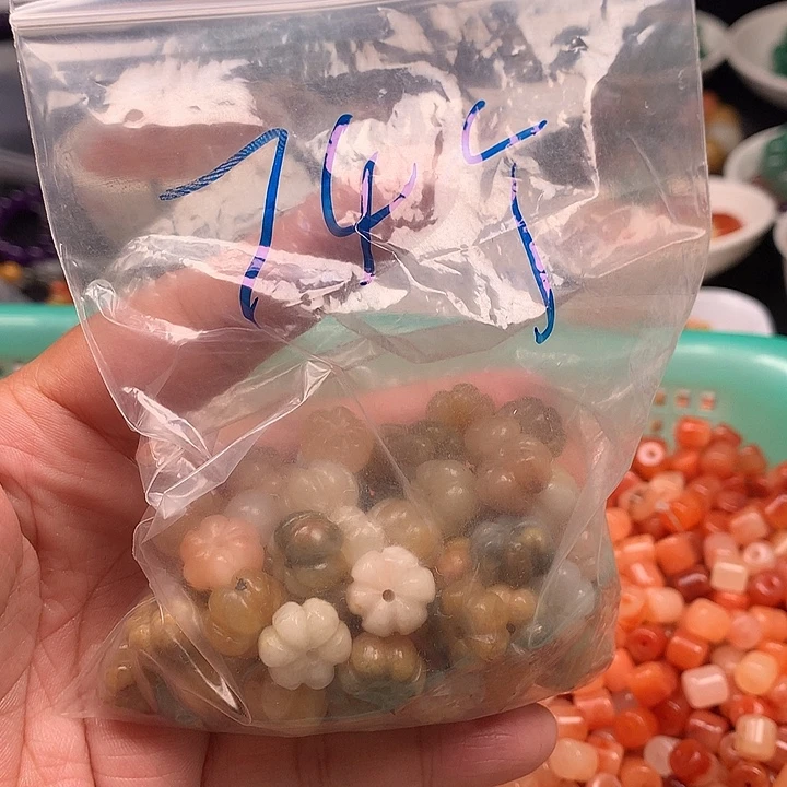 石英质玉未镶嵌颈饰