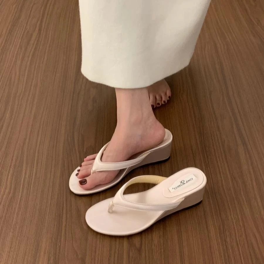 韩国设计款坡跟夹脚人字拖鞋女夏外穿配裙子仙女风绝美沙滩凉拖鞋