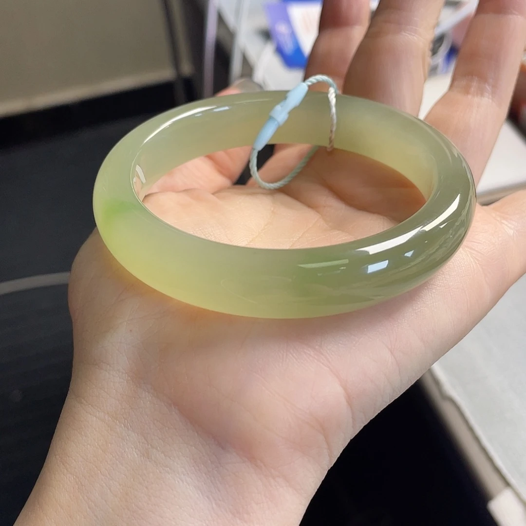 和田玉未镶嵌手镯冰猫的翠青，猫感很足，性价比高，底子干净