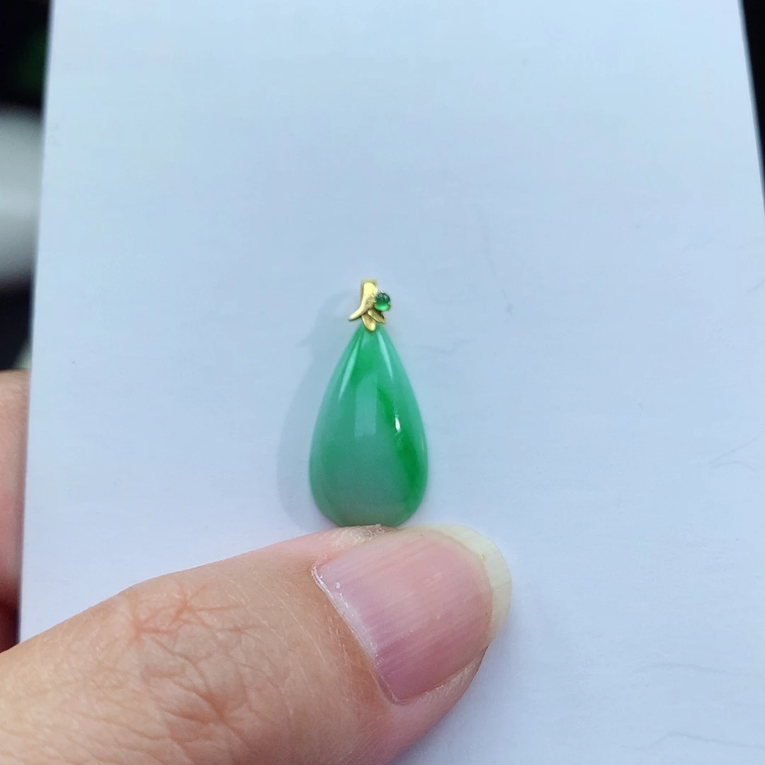 翡翠18K金镶嵌颈饰水滴