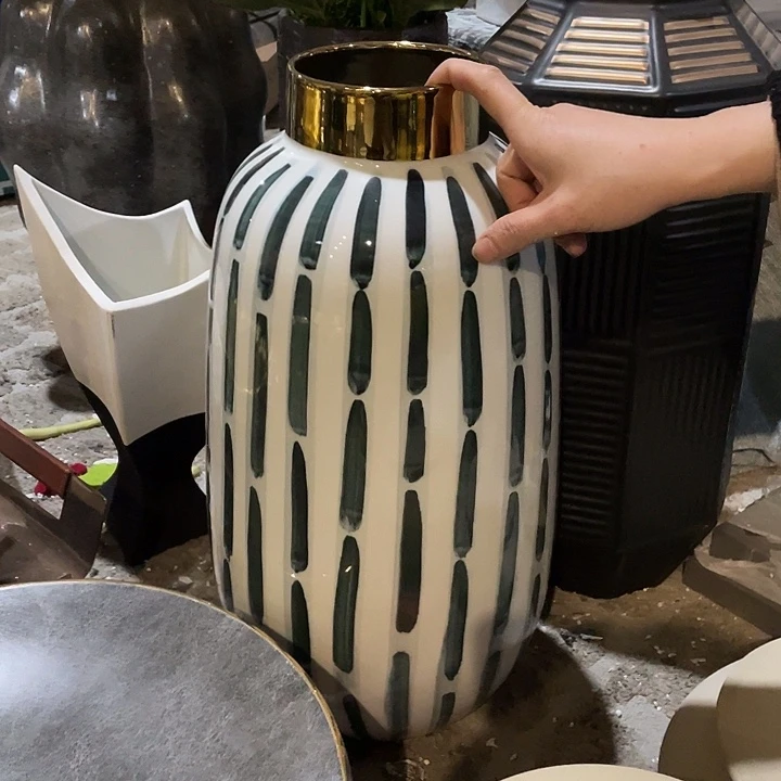 陶瓷花瓶，茶杯茶具。