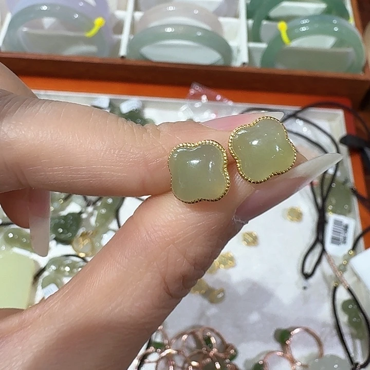 石英质玉颈饰合金