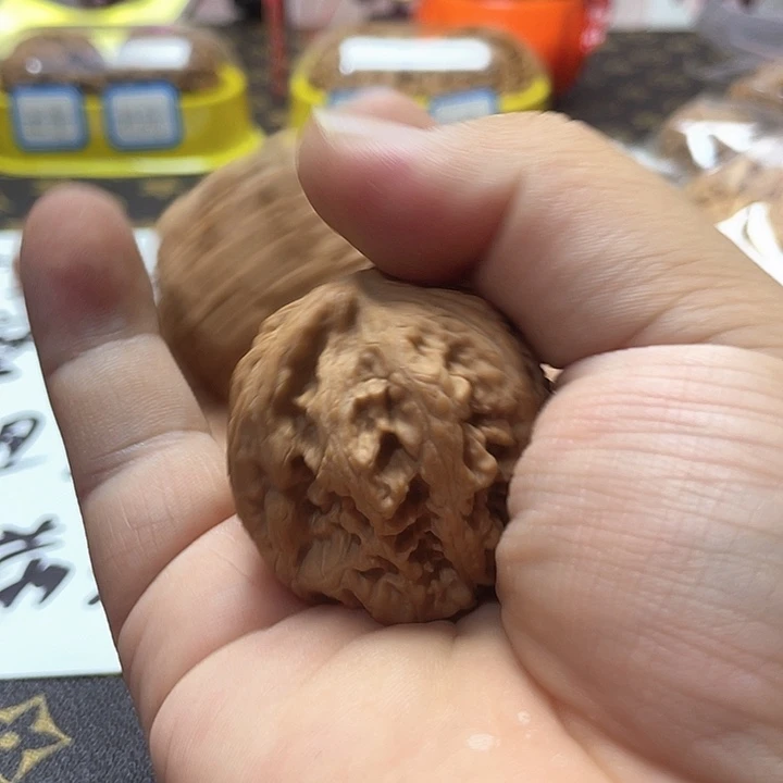 余***忆文玩核桃吊坠粗筋