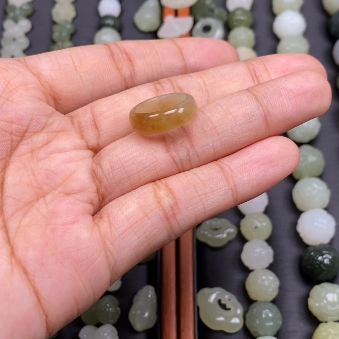 芬***泽和田玉未镶嵌颈饰