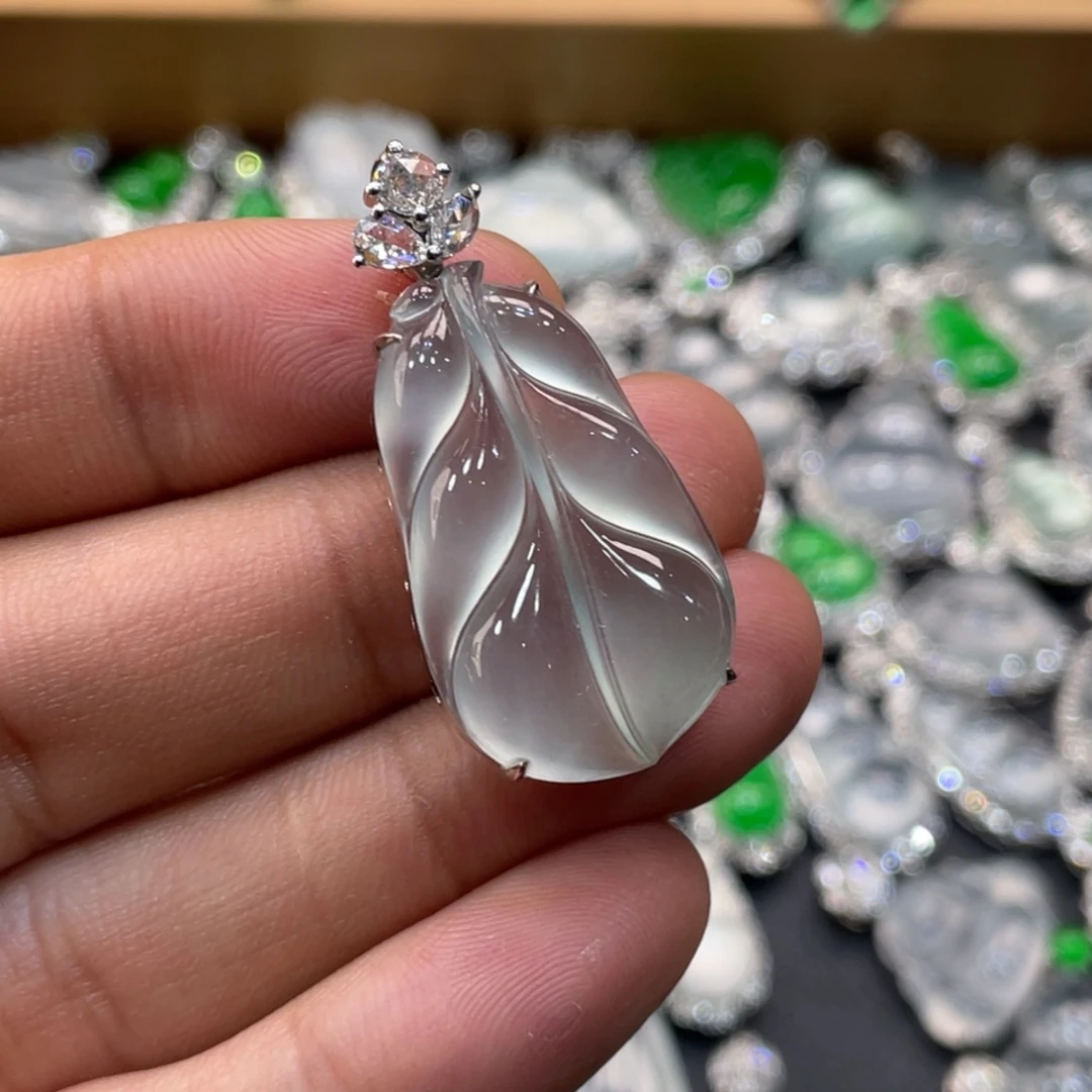 翡翠18K金镶嵌颈饰叶子