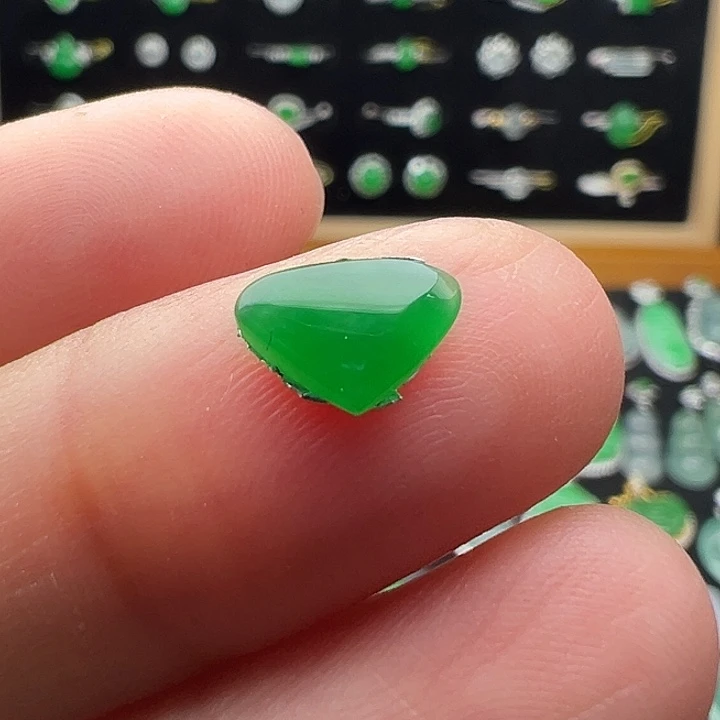 翡翠未镶嵌颈饰心