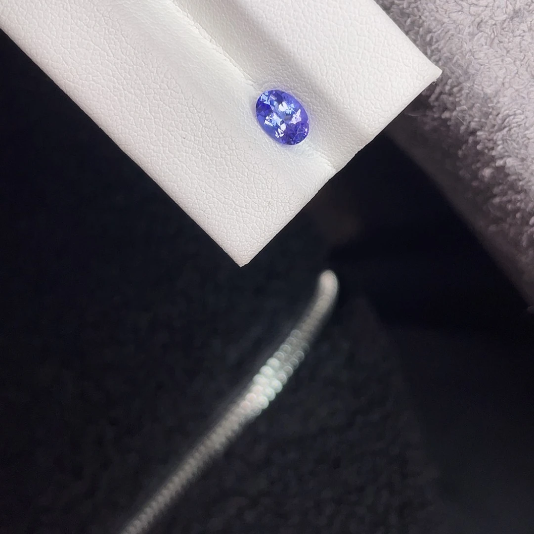 坦桑石裸石未镶嵌0.985Ct。