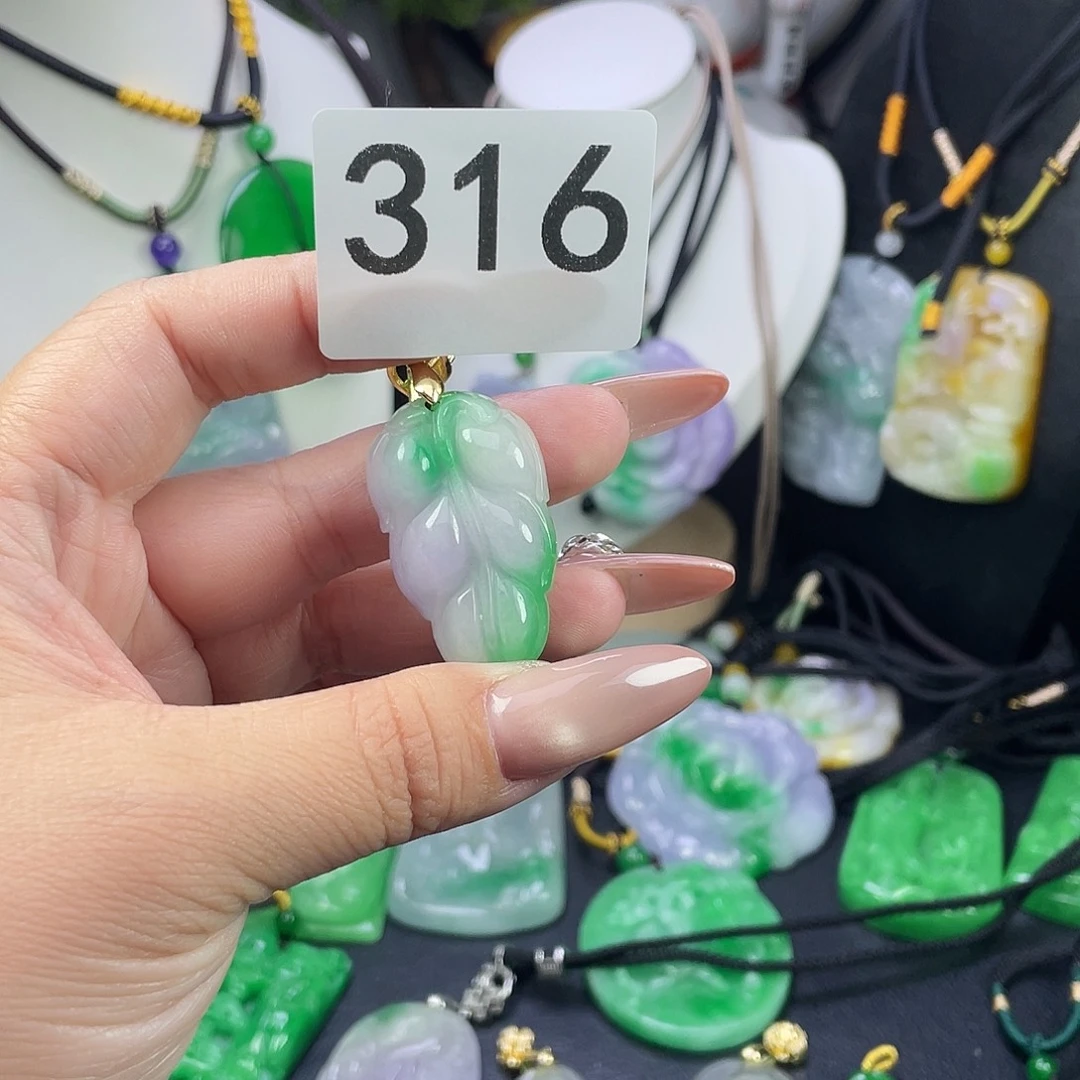 翡翠未镶嵌吊坠(赠链)