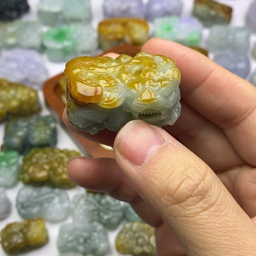 翡翠未镶嵌颈饰貔貅