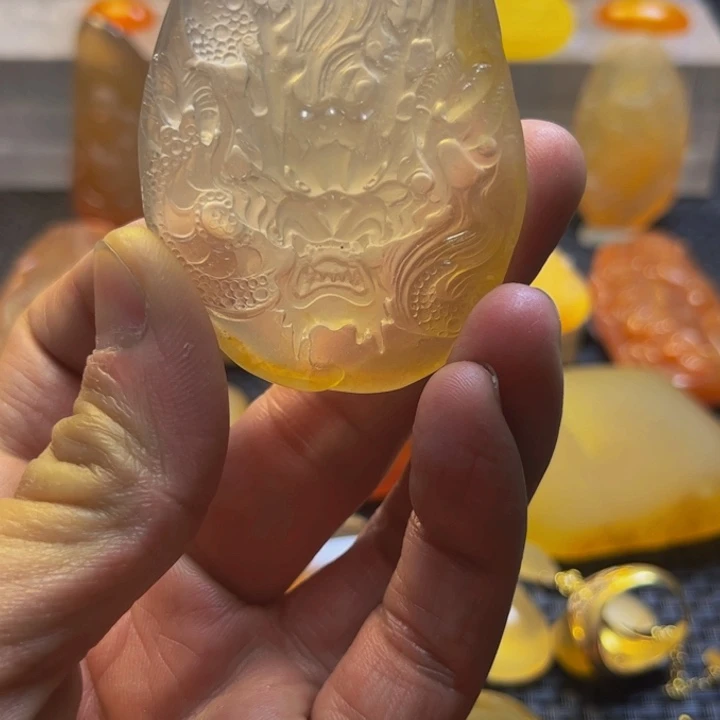 秀***河石英质玉未镶嵌旦面