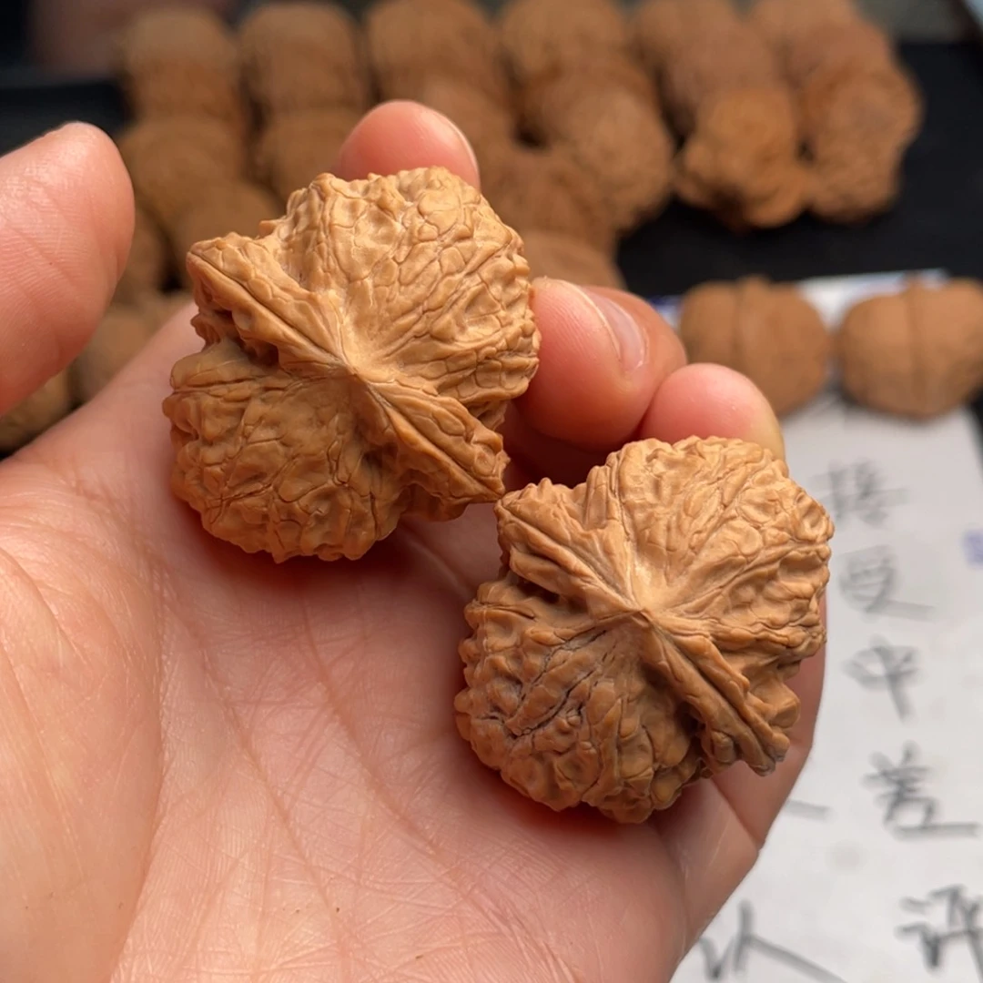 文玩核桃吊坠220。33野生有磕