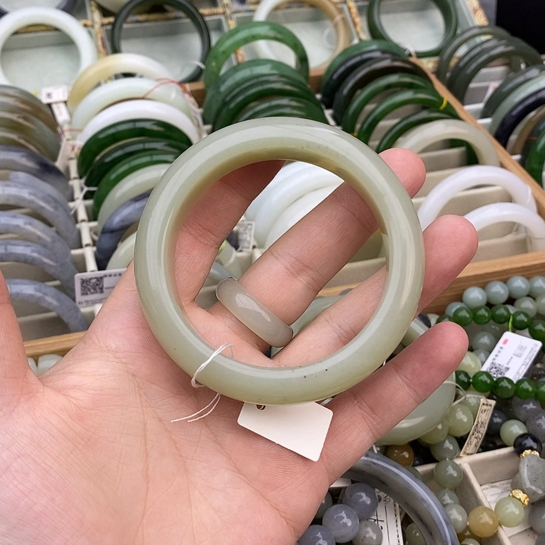 浩****和田玉未镶嵌手镯且呢末青白手镯