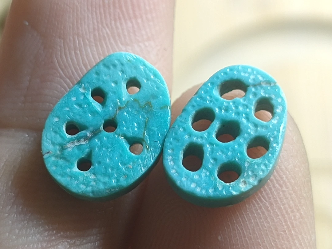 原矿绿松石玉化藕片，品质尺寸如图，0.92克