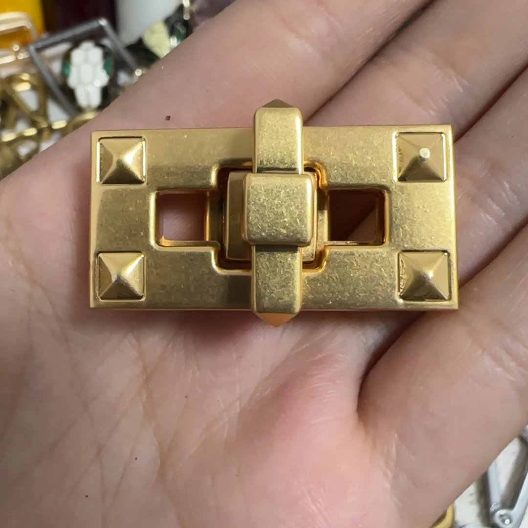 金色扭锁15元2个.