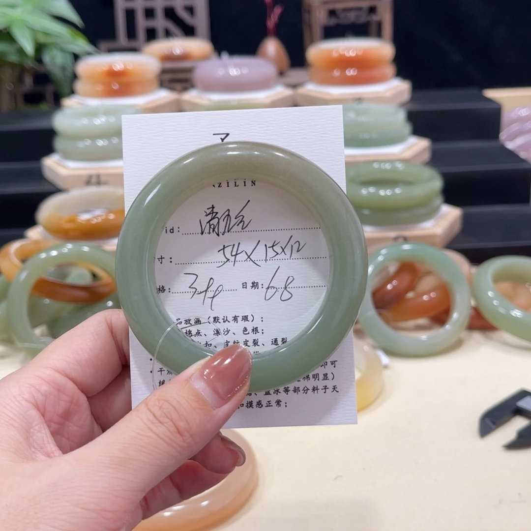 石英质玉手镯未镶嵌清**?