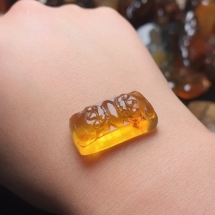 琥珀未镶嵌裸石貔貅手牌34