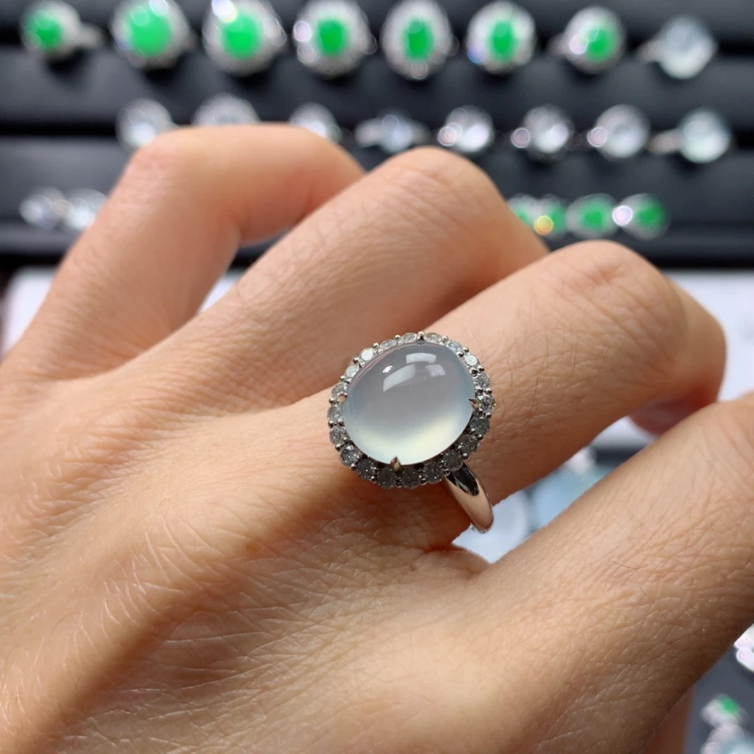 18K金镶嵌戒指翡翠伴钻