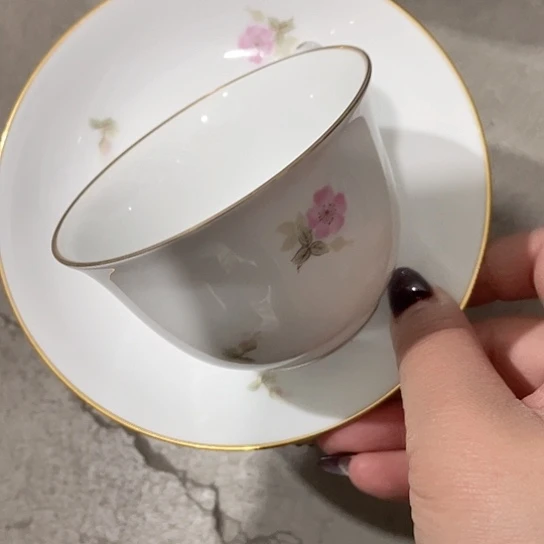 用****3瓷器和器皿为重点组成元素