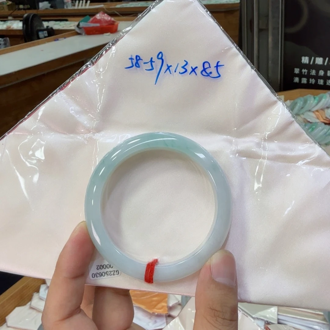 翡翠手镯未镶嵌翡翠