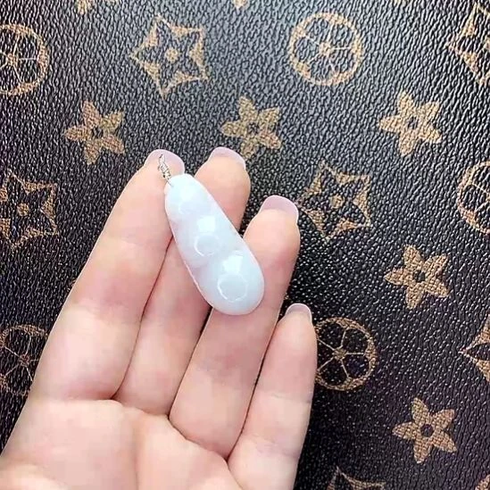 翡翠未镶嵌挂件豆