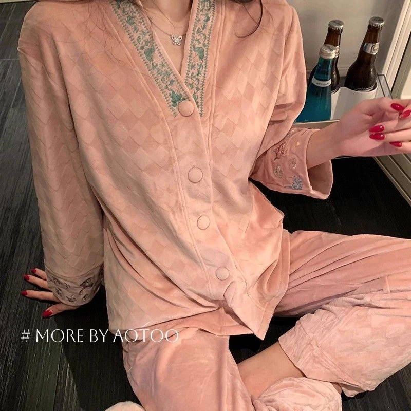 睡衣秋冬款女2025新款海岛绒高级感国风刺绣薄绒珊瑚绒套装家居服