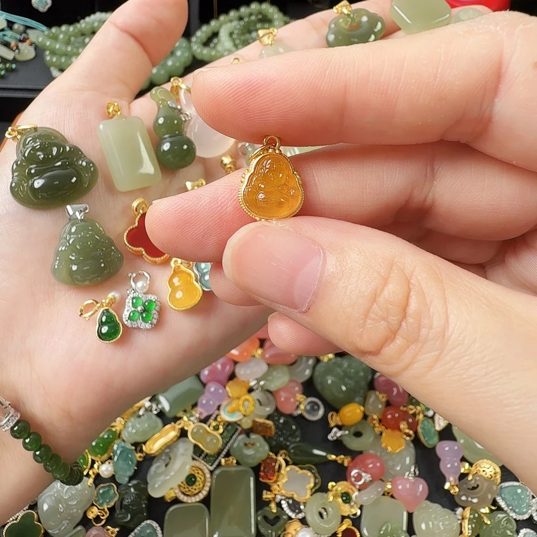 琥珀未镶嵌颈饰会唱歌经济基础