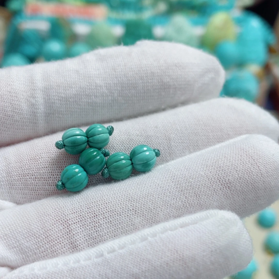 赛***育绿松石足铂镶嵌珠宝奇石