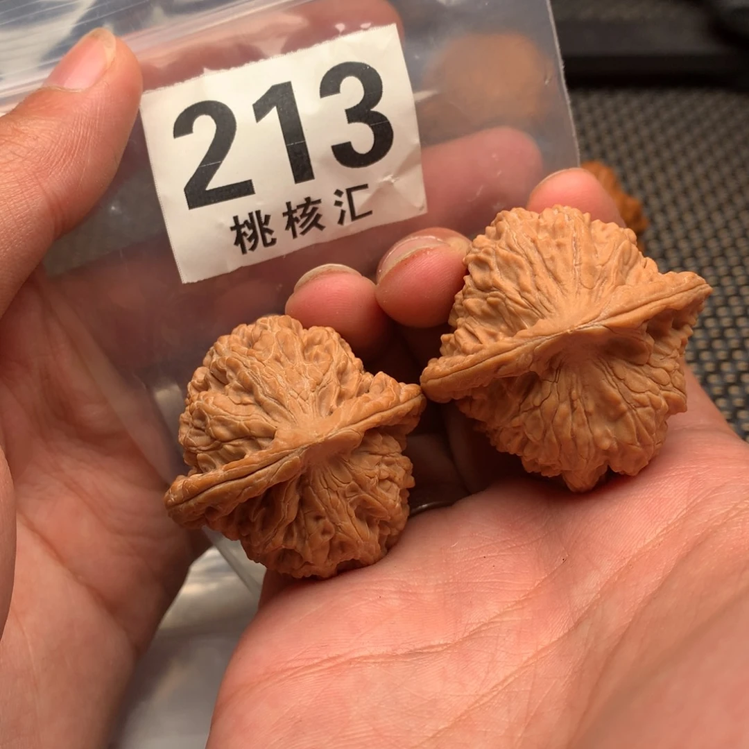 文玩核桃吊坠红狮子40