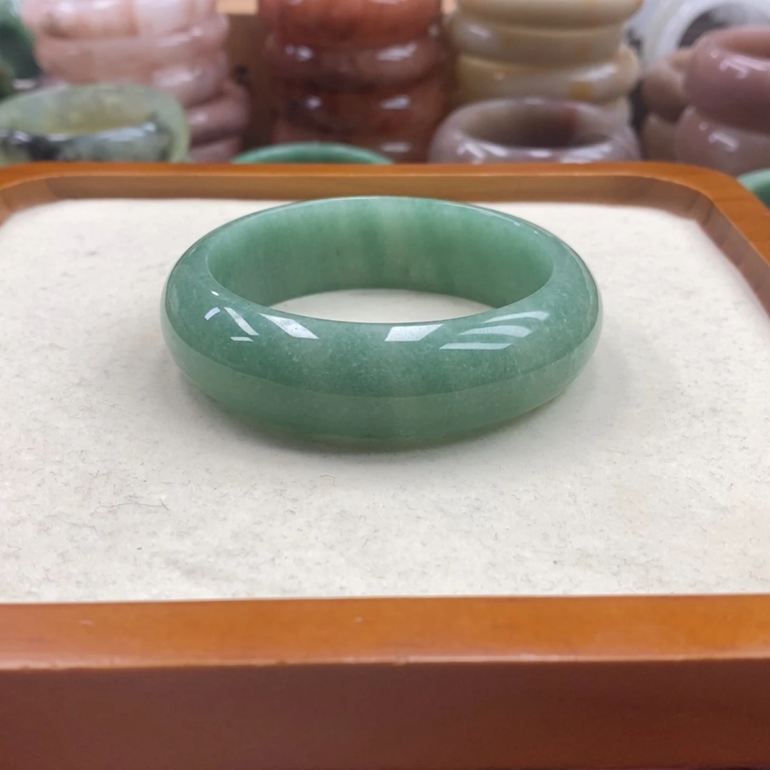未镶嵌手镯石英质玉